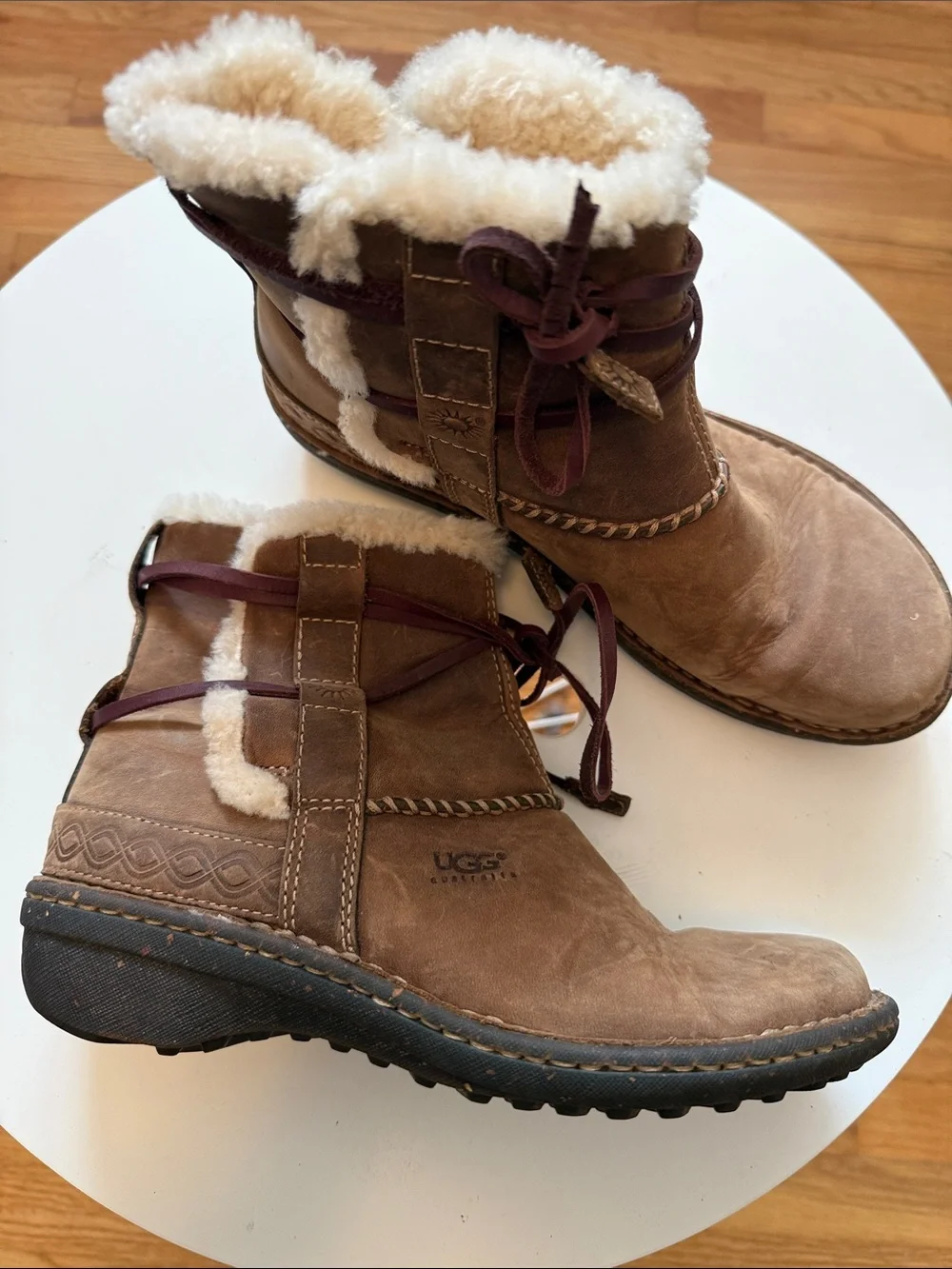 Preowned Women’s Size 7 Brown Leather UGG Cove ankle boots